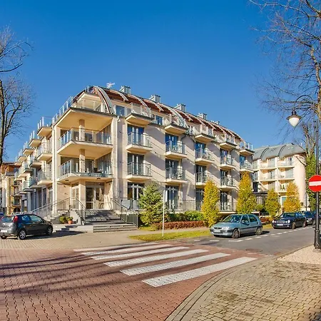 Avenue, Sun & Snow *