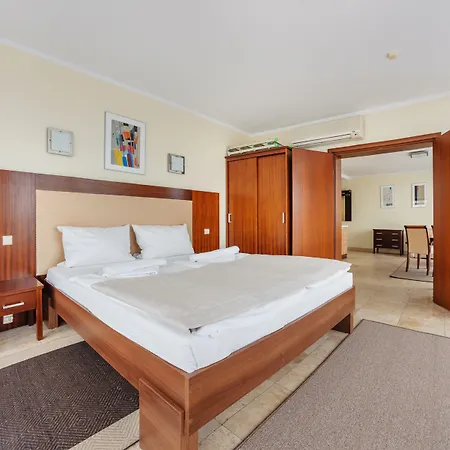 Avenue, Sun & Snow *