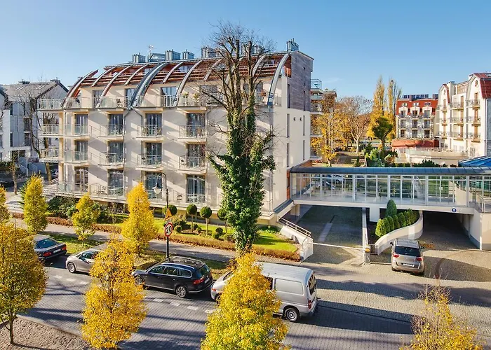 Apartment Avenue, Sun & Snow