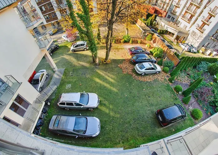 Apartment Avenue, Sun & Snow