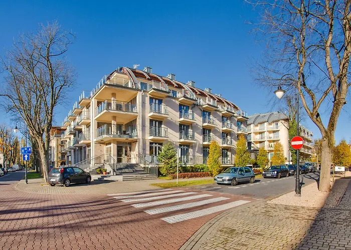 Apartment Avenue, Sun & Snow *