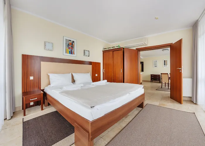 Avenue, Sun & Snow *