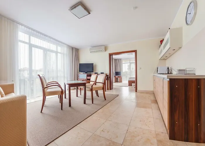 Apartment Avenue, Sun & Snow *